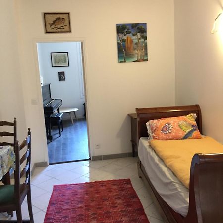 Proche Du Chateau De Versaillles Une Chambre Avec Jardin Версаль Экстерьер фото